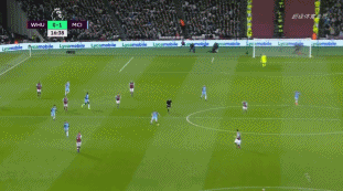 波兰对阵荷兰世预赛中，有球迷向场内投掷烟火迫使比赛被中断