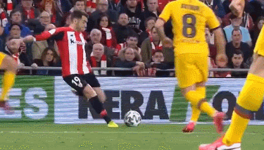 足球国足后防双塔表现稳固